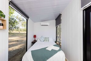 1 bedroom, bed sheets