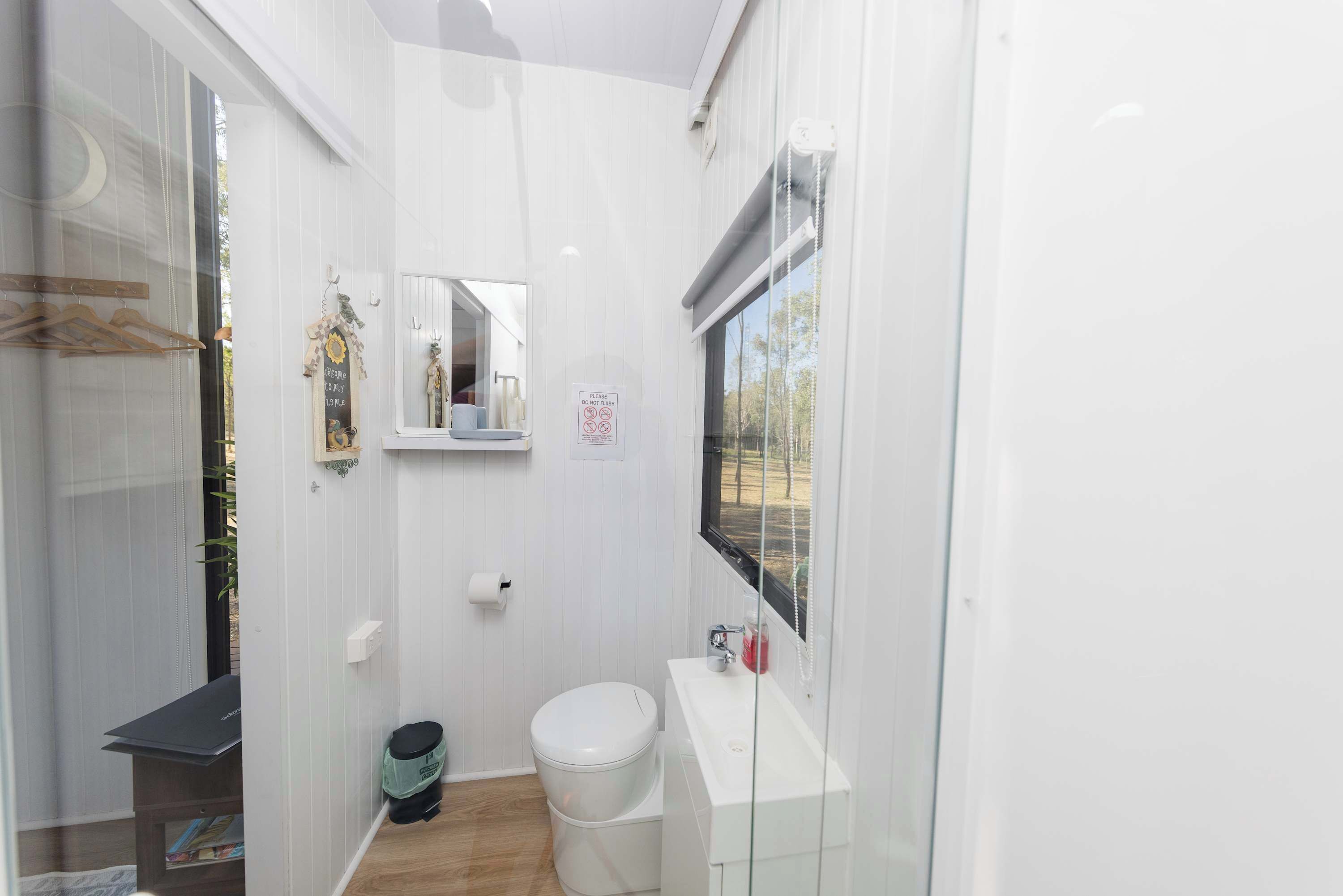 Ducha, secador de pelo, toallas, shampoo