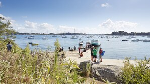 A coastal scene with boats on the water and people on the shore. - Shared pool, beach 300m, accommodation for 2 (Arzon)