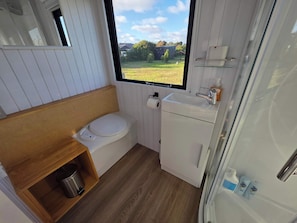 Shower, hair dryer, towels, shampoo - Arahura Escape by Tiny Away (Arahura Valley)