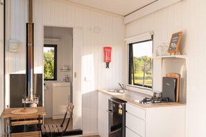 Refrigerador, microondas, parrilla de estufa y tetera eléctrica 