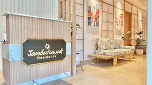 A reception desk with a sign reading "Jambuluwet Residence". - Jambuluwuk Mansion Adityawarman (Jakarta)