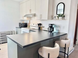 Réfrigérateur, micro-ondes, four, plaque de cuisson