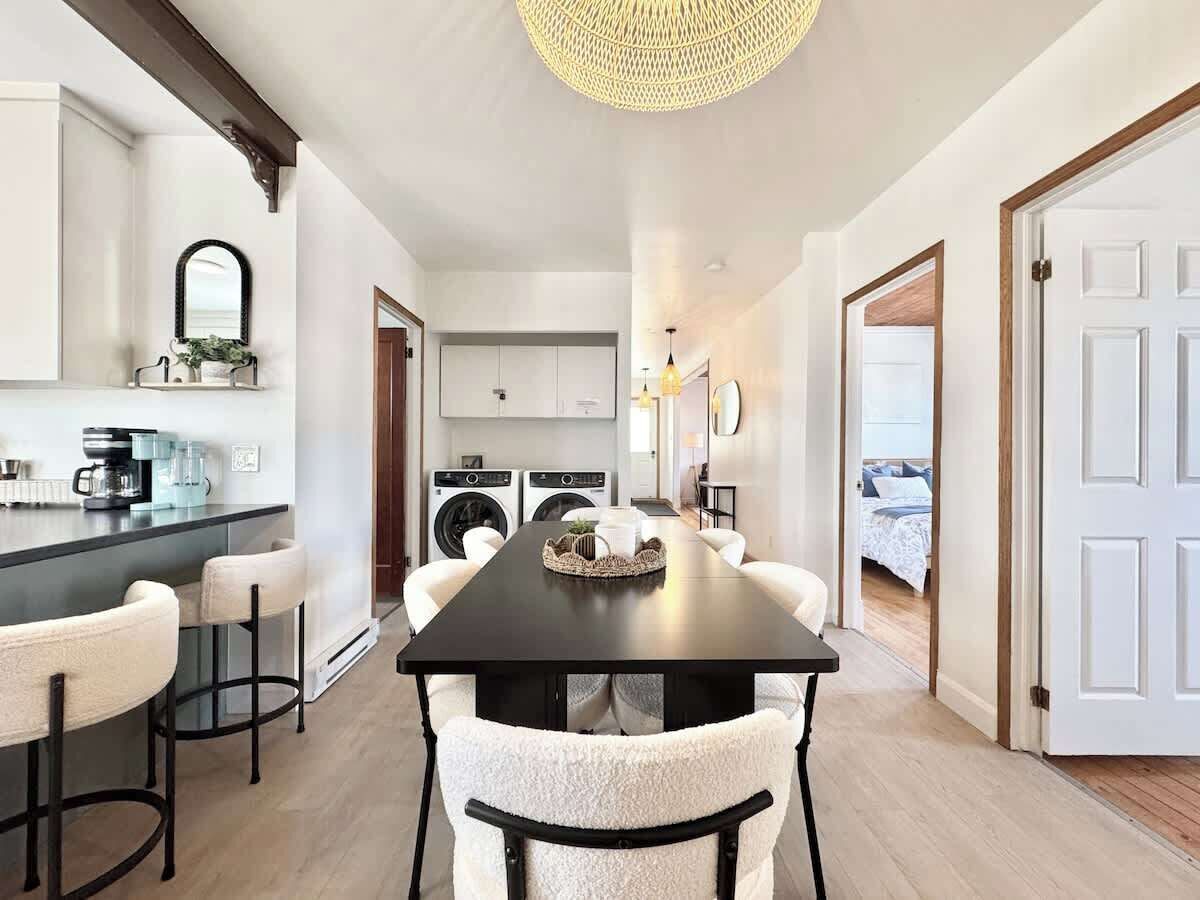 3 habitaciones, escritorio y tabla de planchar con plancha 