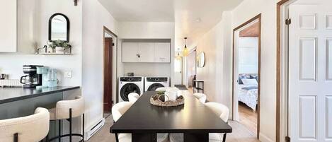 3 habitaciones, escritorio y tabla de planchar con plancha