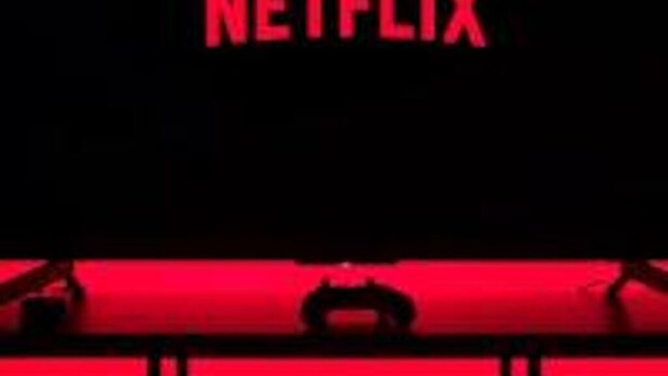 Ein Schild mit dem Wort "NETFLIX" in roter Schrift.
