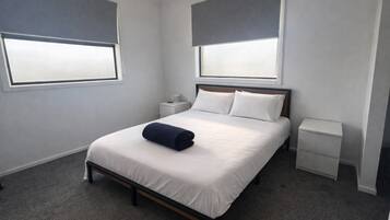 4 soverom, strykejern/-brett, internettilgang og sengetøy