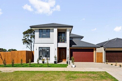 Spacious Private 4BR Upper Floor•Sleeps 8•Spa•Free Parking