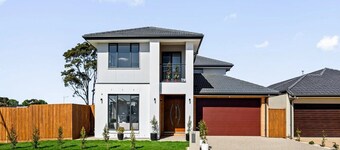 Spacious Private 4BR Upper Floor•Sleeps 8•Spa•Free Parking