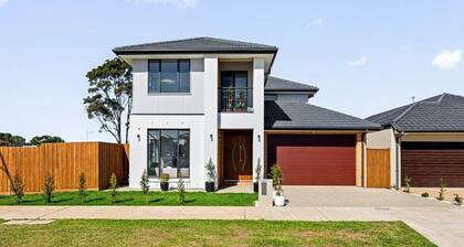 Spacious Private 4BR Upper Floor•Sleeps 8•Spa•Free Parking