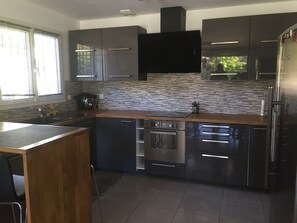 Private kitchen - AIR-CONDITIONED VILLA WITH POOL AND SPA - GOLFE DE SAINT-TROPEZ (Le Plan-de-la-Tour)