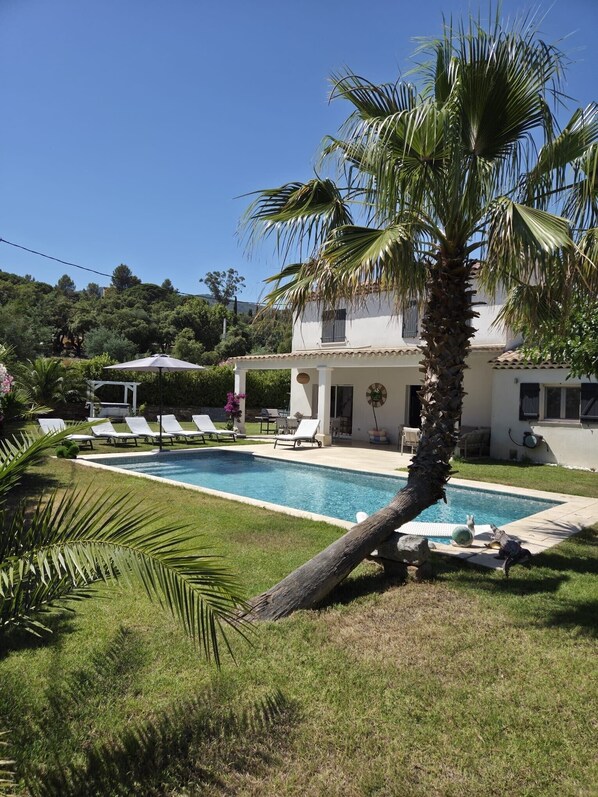 A house with a swimming pool, a white gazebo, and a palm tree. - AIR-CONDITIONED VILLA WITH POOL AND SPA - GOLFE DE SAINT-TROPEZ (Le Plan-de-la-Tour)