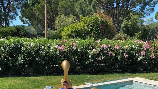 A person floating in a pool using a gold inflatable ring. - AIR-CONDITIONED VILLA WITH POOL AND SPA - GOLFE DE SAINT-TROPEZ (Le Plan-de-la-Tour)