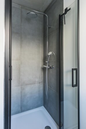 Dusche, Handtücher, Seife, Toilettenpapier