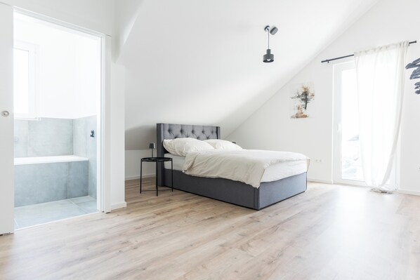 4 bedrooms, iron/ironing board, internet, bed sheets