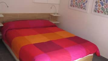 BĂŒgeleisen/BĂŒgelbrett, kostenloses WLAN, BettwĂ€sche