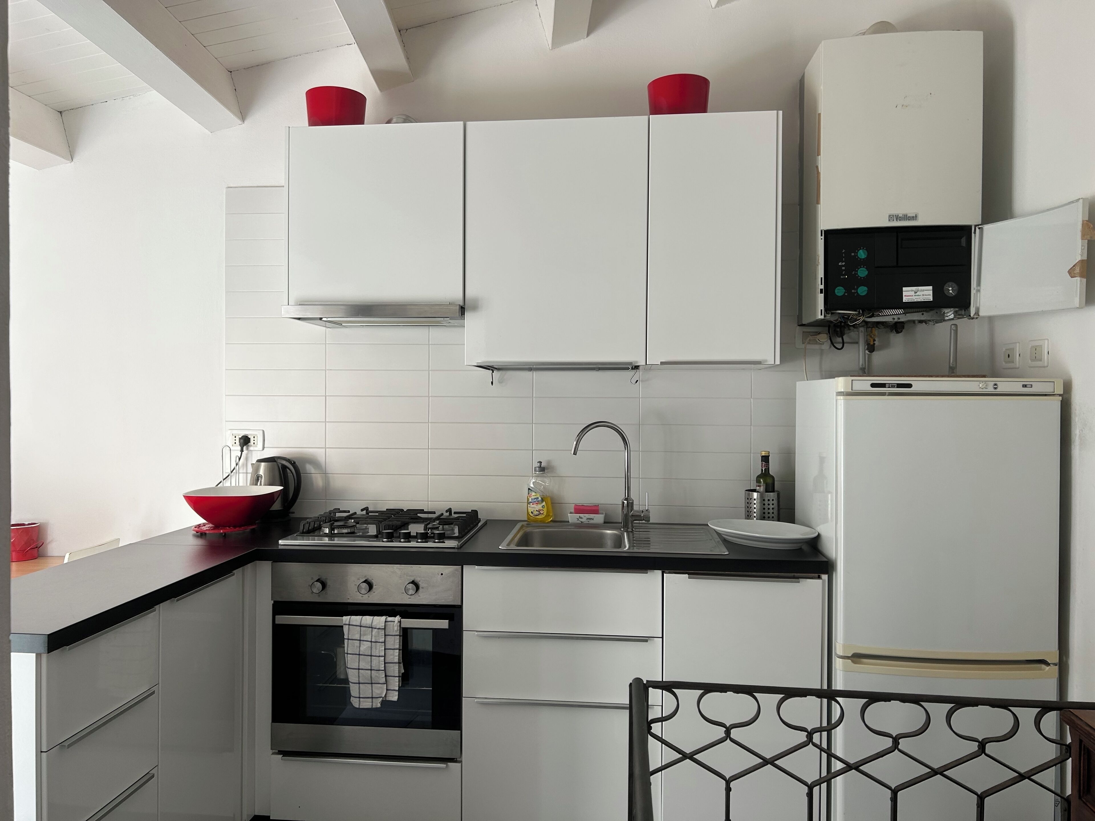 Een koelkast, een oven, een kookplaat, een vaatwasser