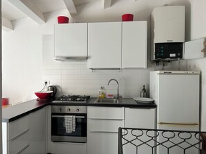 Réfrigérateur, un four, surface de cuisson, lave-vaisselle