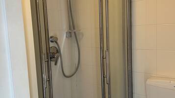 Dusj, hårføner, bidé og håndklær