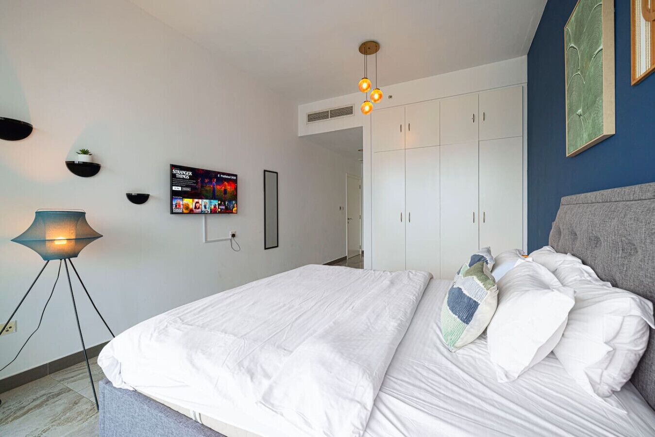 Escritorio, tabla de planchar con plancha, wifi y ropa de cama 