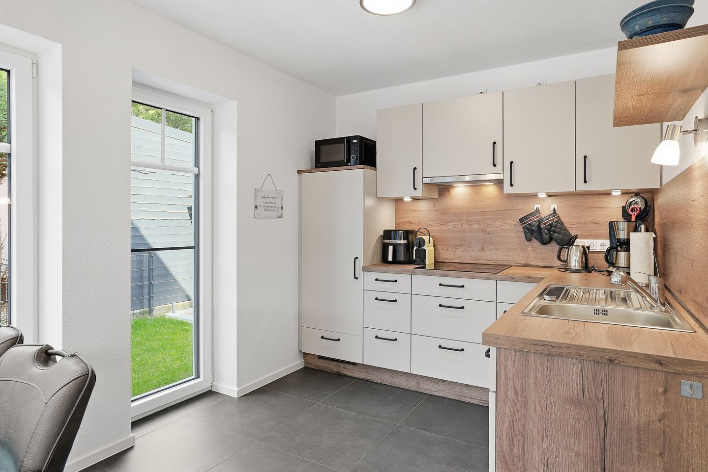 Coffee/tea maker, fridge, microwave, stovetop