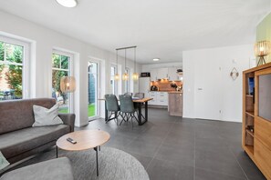 Living area - Cordula - Modern vacation apartment Cordula with garden, terrace and e-charging station (Krummhörn)