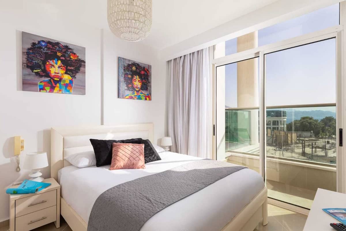 Caja de seguridad en la habitación y tabla de planchar con plancha