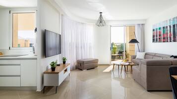 Apartment, 3 Bedrooms, Balcony, City View | Interior