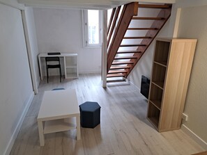 Interior - Mezzanine studio full (Bordeaux)