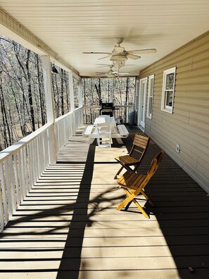 Outdoor dining - Lakefront Hartwell Home Private Dock + Sleeps 15 (Hartwell)