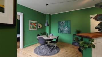 Căn hộ tiện nghi đơn giản, nhiều giường, phòng thông nhau, quang cảnh vườn | Khu ăn uống