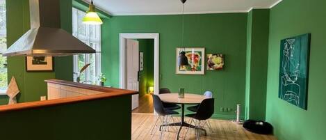 Appartement Confort, plusieurs lits, chambres communicantes, vue jardin | Restauration