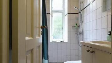 Căn hộ tiện nghi đơn giản, quang cảnh vườn | Phòng tắm