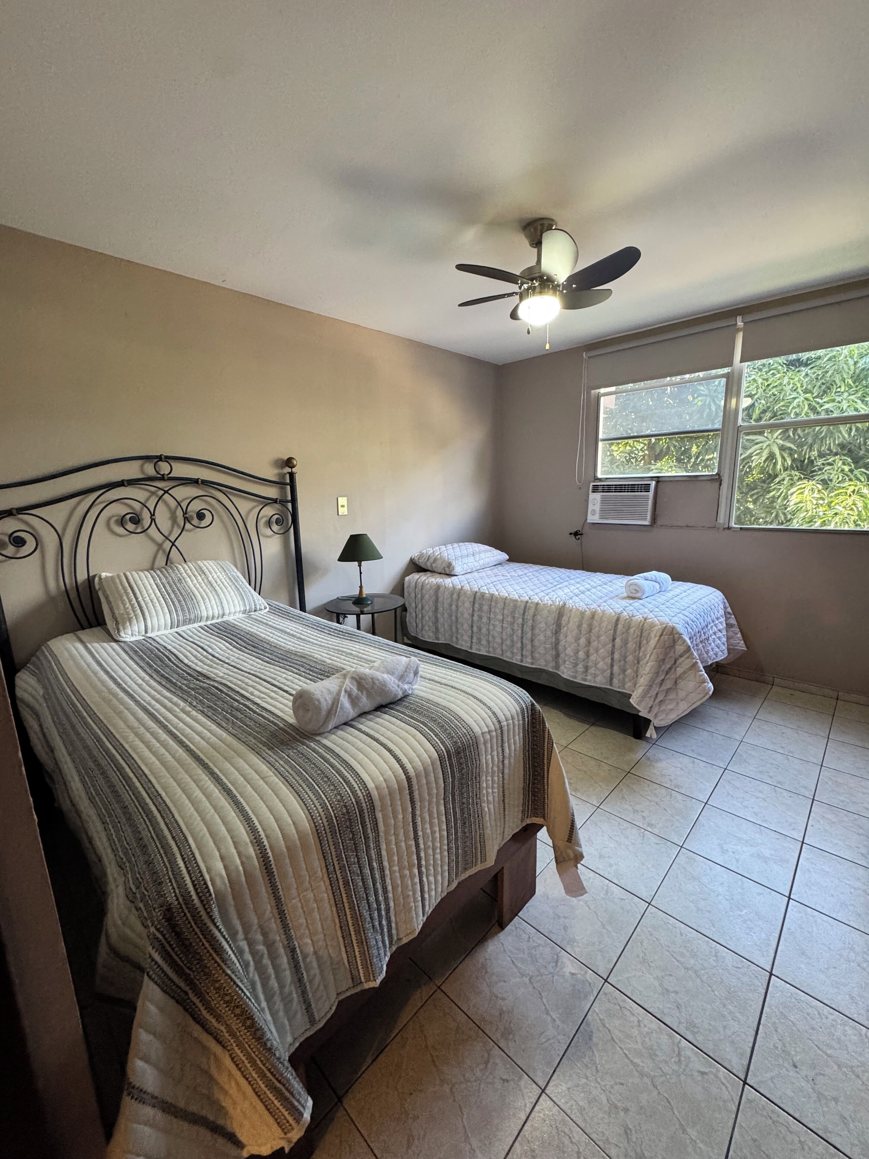 Tabla de planchar con plancha, wifi, ropa de cama