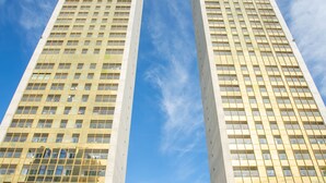 A tall, modern building with a symmetrical facade and a central entrance. - Intempo by Holuxe - 095 - 9th floor (Benidorm)
