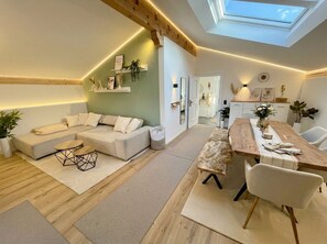 Living area - Scandinavian Alpine Lodge - stylish & quiet in a top location near Tegernsee (Reichersbeuern)