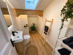 ヘアドライヤー、タオル、石鹸、トイレットペーパー