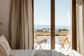Escritorio, tabla de planchar con plancha, wifi gratis y ropa de cama 
