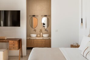 Escritorio, tabla de planchar con plancha, wifi gratis y ropa de cama 