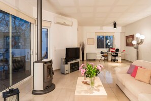 TV, fireplace, offices - Villa Joy Mare - Seaside Escape with Private Pool (Agioi Apostoloi)