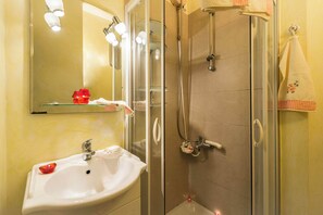 Dusche, Haartrockner, Handtücher, Shampoo