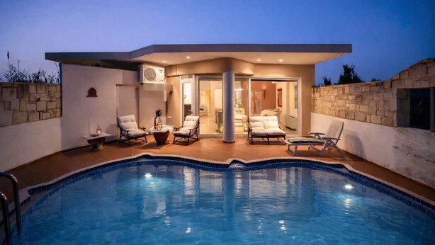 Ein modernes Haus mit Swimmingpool, Sitzgelegenheiten im Freien und einer überdachten Terrasse.