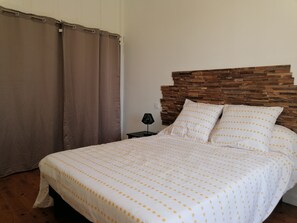 2 makuuhuonetta, silitysrauta/-lauta, Wi-Fi, vuodevaatteet