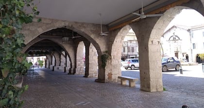 House with swimming pool 5 minutes from the center of Eymet