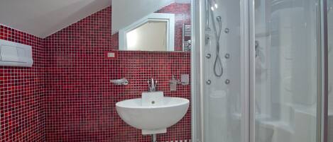 Douche, séchoir à cheveux, bidet, serviettes fournies