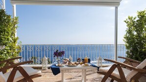 A terrace with a table set for breakfast, overlooking the sea. - Art & Sea Boutique Villa (Praiano)