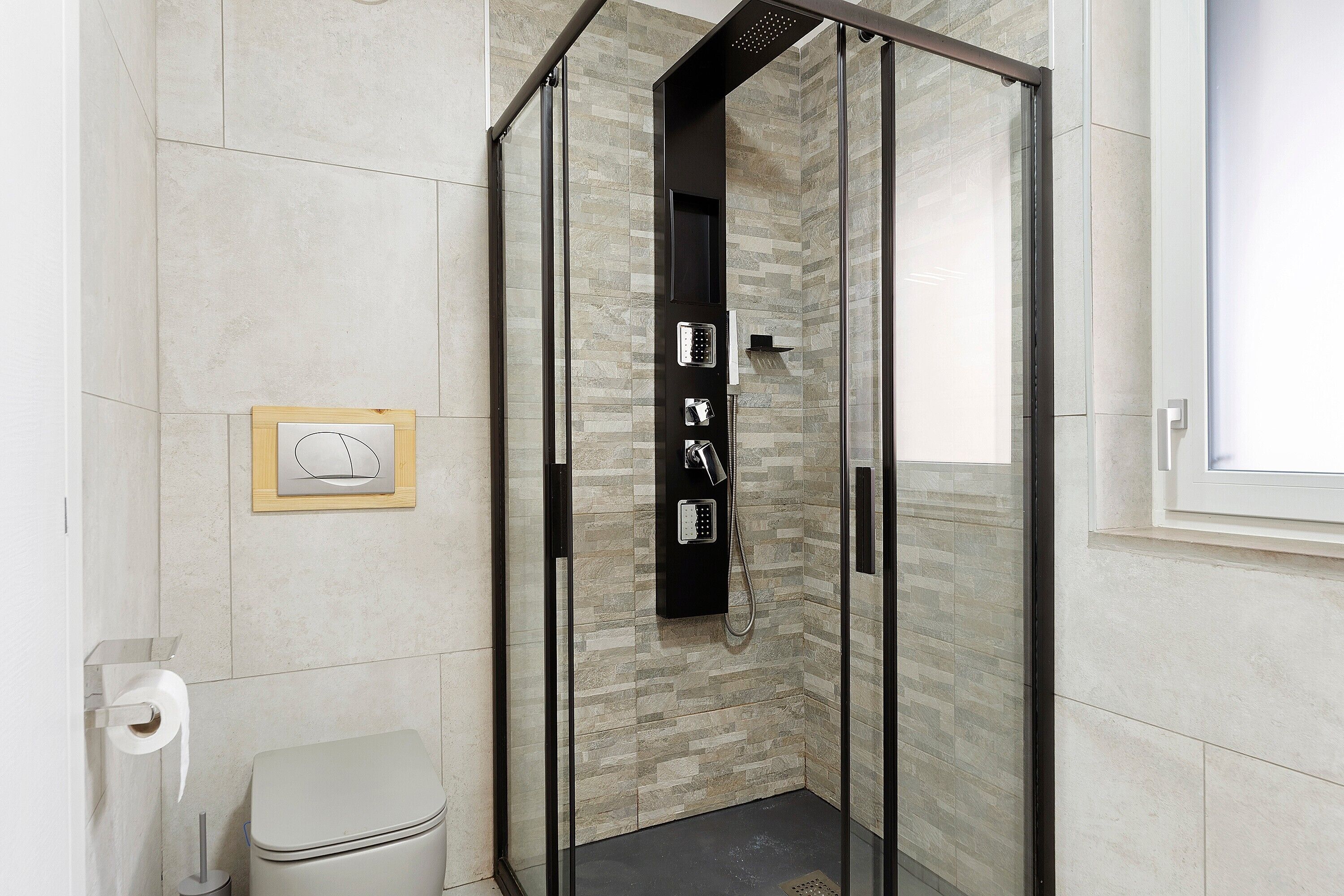 Regadera, secadora de cabello, toallas 