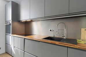 Fridge, oven, stovetop, dishwasher