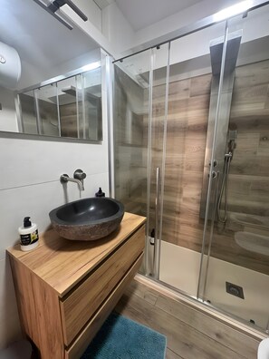 Dusche, Haartrockner, Handtücher