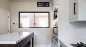 Microwave, oven, stovetop, dishwasher - Elegant and bright Knightsbridge townhouse close to Harrod's. (London)